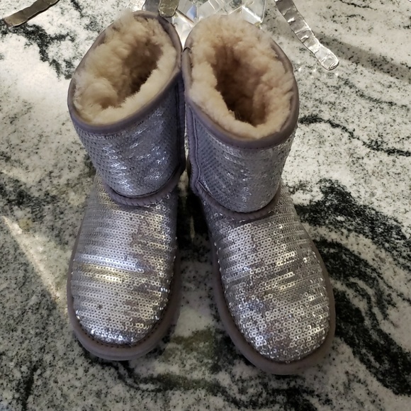Ugg Australia Classic Short Sparkles Sequin Boot. - Picture 4 of 7